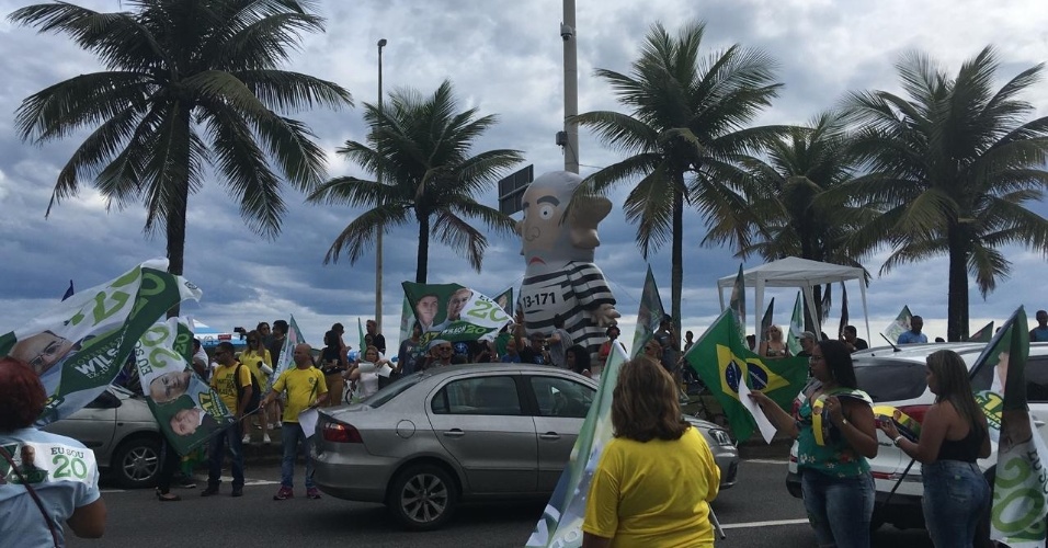 Apoiadores de Bolsonaro, curiosos e cabos eleitorais dos candidatos ao governo do Rio se aglomeram em frente ao condomínio do presidenciável Jair Bolsonaro (PSL)