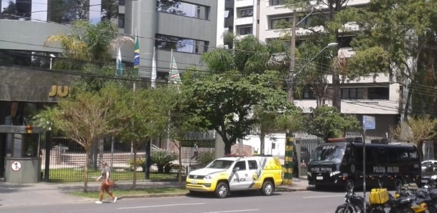Carros da Polícia Militar já se posicionam em frente ao prédio da Justiça Federal em Curitiba - Nathan Lopes/UOL