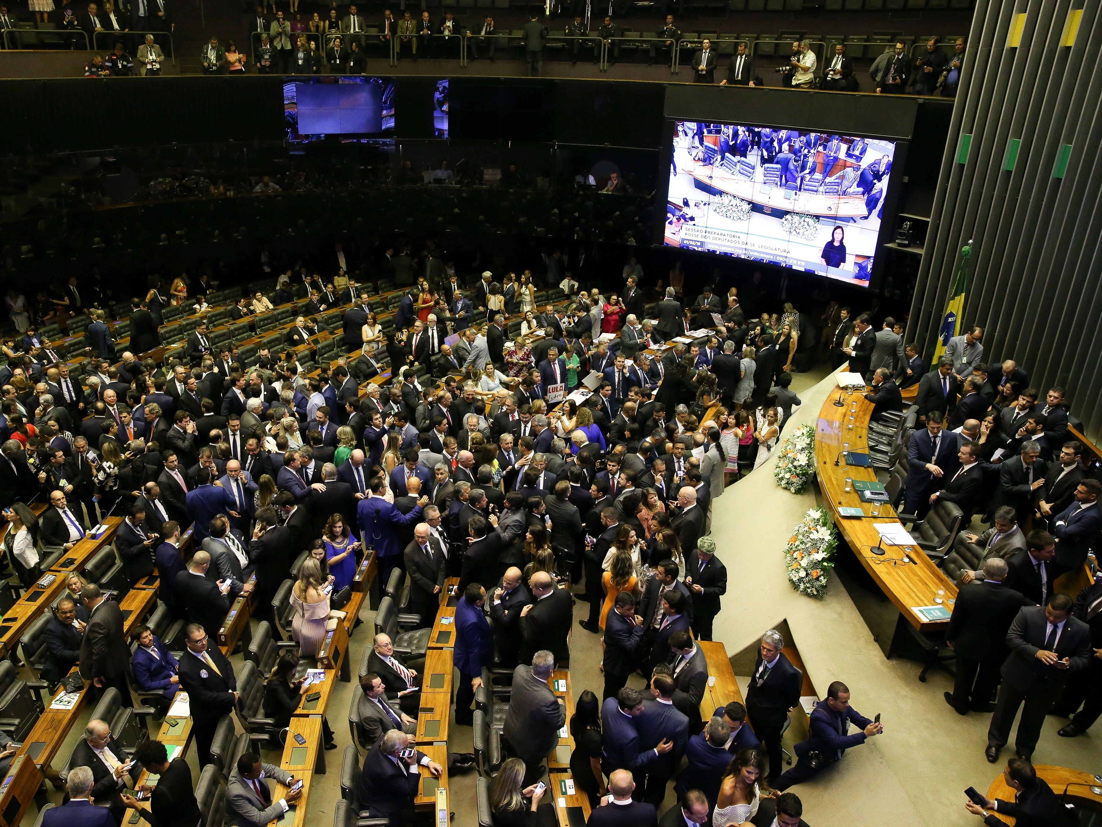 Em clima de torcida, deputados tomam posse na Câmara - 01022019 - UOL  Notícias