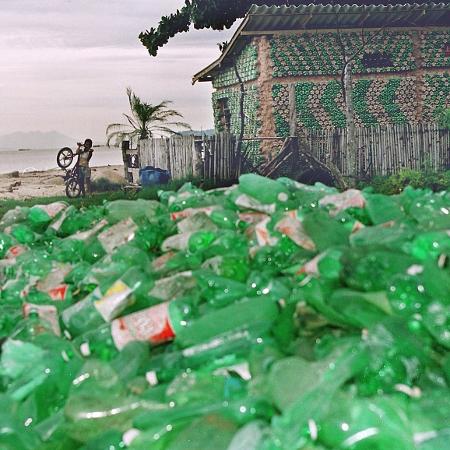 Garrafas de plástico descartável recolhidas na praia da Piedade, na baía de Guanabara, em Magé (RJ) - Ana Carolina Fernandes/Folhapress