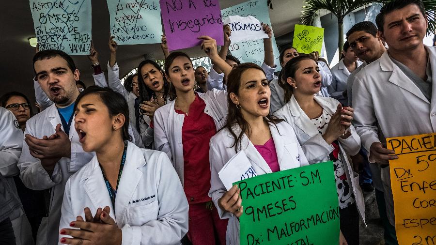 Médicos venezuelanos protestam por falta de insumos e medicamentos em hospitais do país - Meridith Kohut/The New York Times
