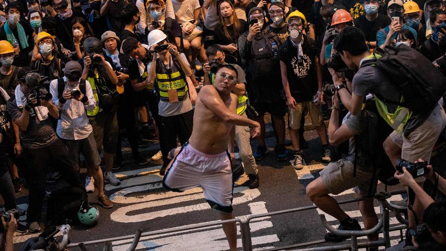 21.junho.2019 - Manifestante atira um ovo contra o quartel da polícia em Hong Kong - AFP