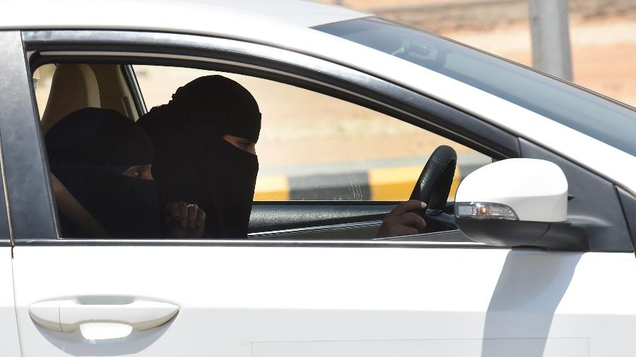 Um treinador saudita ministra aula de direção a uma mulher na capital Riyadh - FAYEZ NURELDINE/AFP