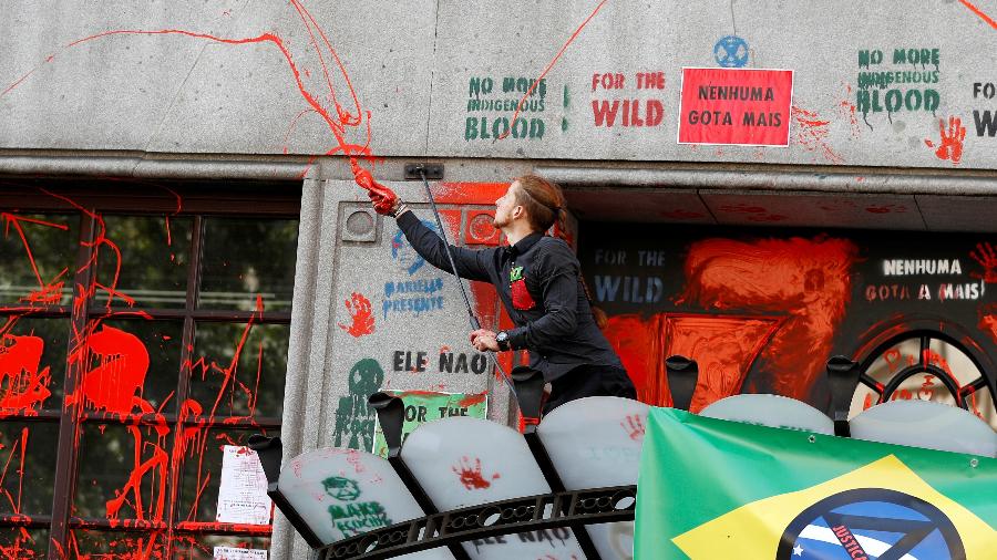 Ativista joga tinta vermelha na fachada da embaixada brasileira em Londres - Peter Nicholls/Reuters