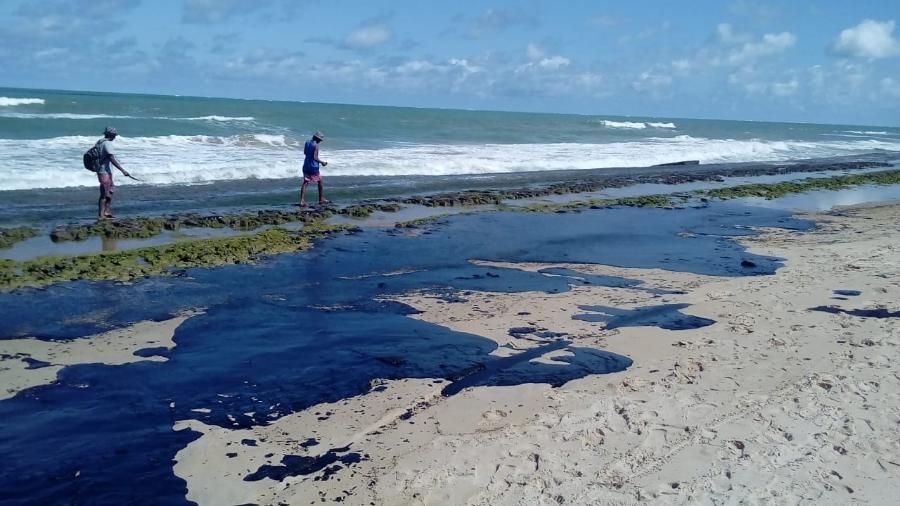 Extensa mancha de óleo é vista na praia do Pontal do Peba, vizinha à foz do rio São Francisco em Alagoas - Simone Santos/ Projeto Praia Limpa 