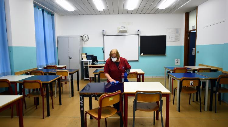 Uma faxineira limpa a sala de aula na escola secundária Piero Gobetti, em Turim, como parte das medidas para tentar conter um surto de coronavírus, na Itália - Massimo Pinca/Reuters - Massimo Pinca/Reuters