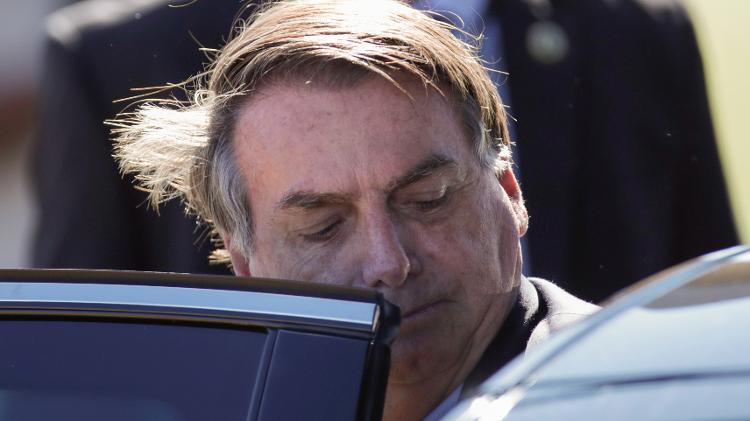 Presidente Jair Bolsonaro entra em carro ao deixar o Palácio da Alvorada - UESLEI MARCELINO - UESLEI MARCELINO