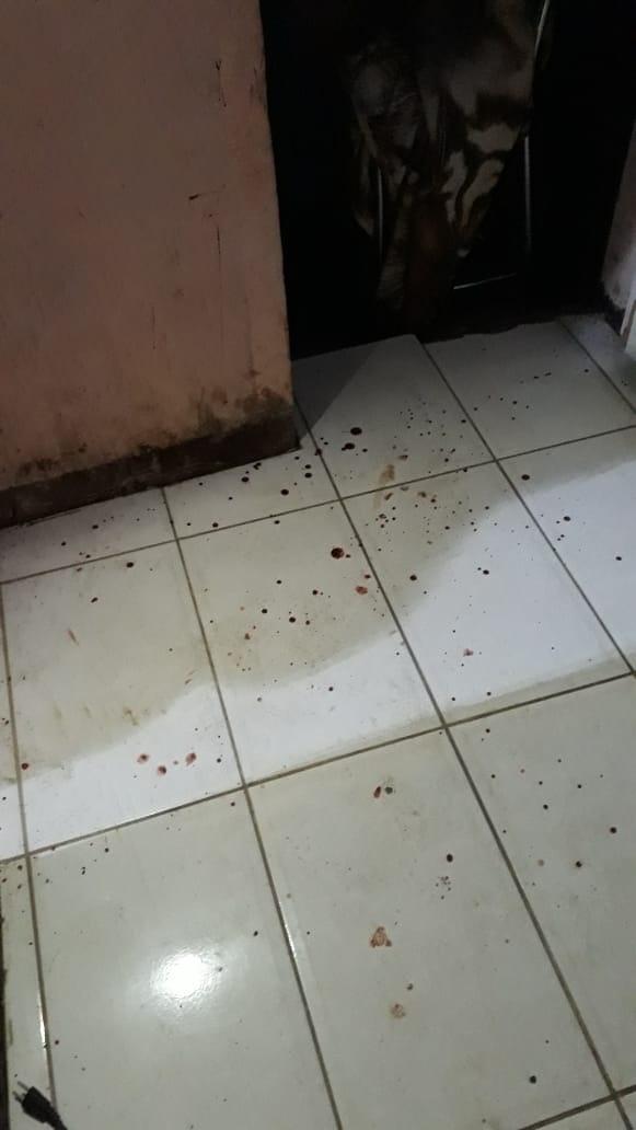 Sangue do jovem esfaqueado em sua casa na favela do Moinho - Marcelo Oliveira/ UOL