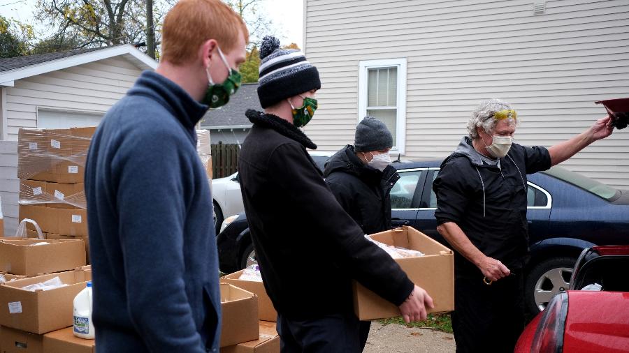 Voluntários preparam doação de alimentos para entrega no estado do Wisconsin, Estados Unidos - REUTERS/Gabriela Bhaskar