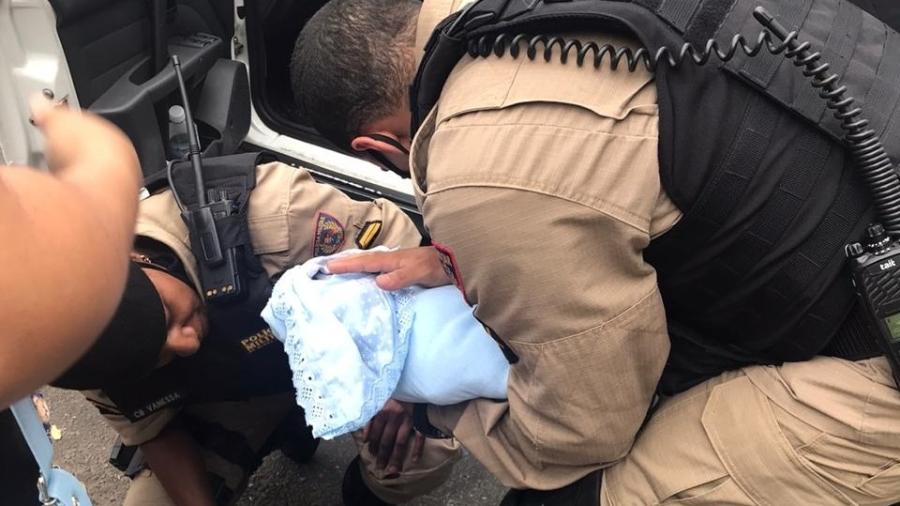 Policiais militares salvam recém-nascido sufocado no centro de Belo Horizonte - Polícia Militar de MG/Divulgação