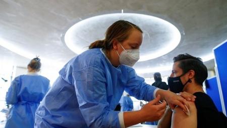 Casa Branca alterou seu posicionamento na Organização Mundial do Comércio para se colocar a favor da quebra de patentes das vacinas contra a covid-19 - Reuters - Reuters