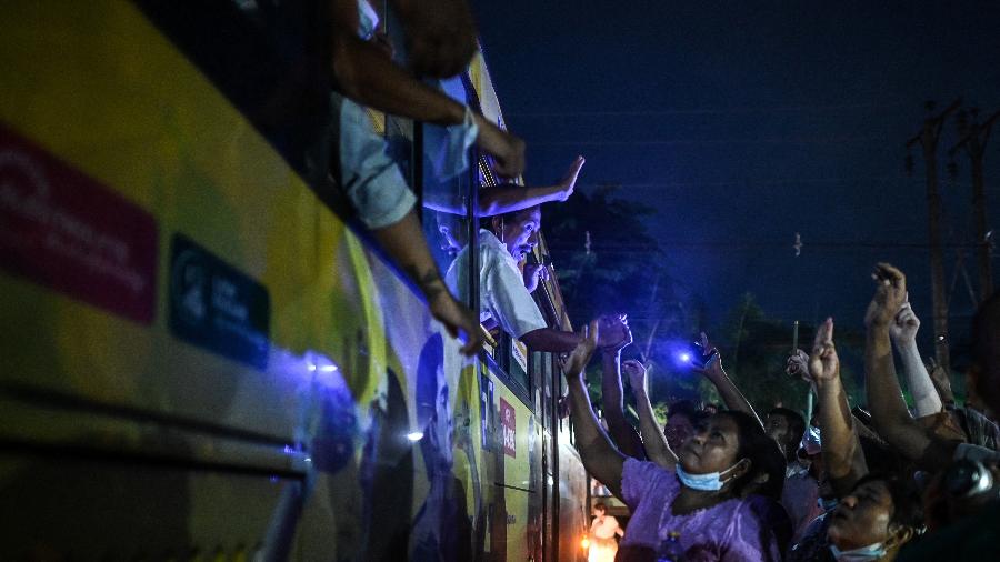 30.jun.2021 - Parentes cumprimentam seus entes queridos que foram libertados da prisão de Insein em Yangon, Mianmar - AFP