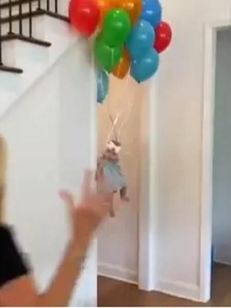 Imagem do bebê amarrado por balões em vídeo viral - Reprodução/Twitter/@MackBeckyComedy