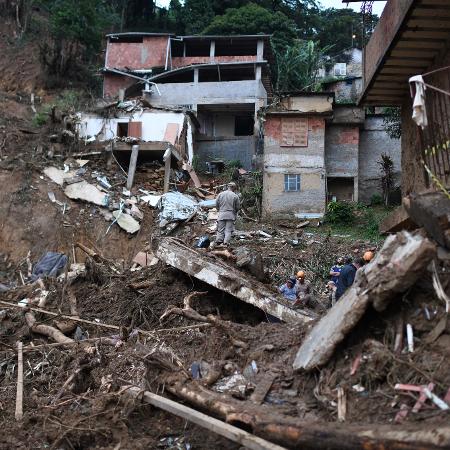 Deslizamento de terra destruiu quase uma centena de casas em Petrópolis e desabrigou mais de 320 pessoas; ao menos180 moradores de áreas de risco foram acolhidos em escolas - Lucas Landau/UOL