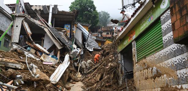 Destroços de casas e móveis em meio a lama de enxurrada provocada pela fortes chuvas em Petrópolis; governador diz se tratar da pior tragédia causada por temporais na cidade desde 1932
