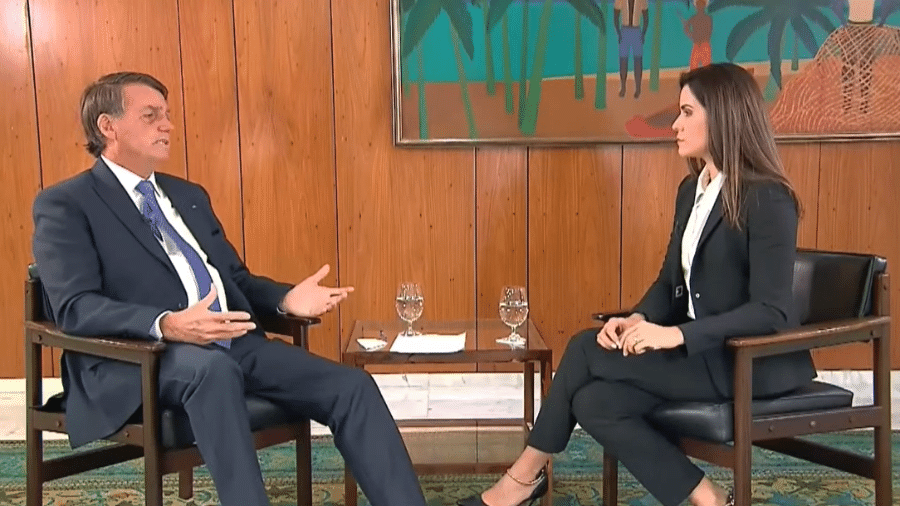 07.jun.22 - Bolsonaro em entrevista à jornalista Débora Bergamasco, do SBT - Reprodução