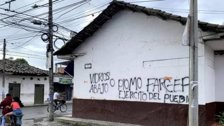 Graffiti on a wall in Corinth, Colombia: 'Download your windows or your bullet' - Personal archive - Personal archive