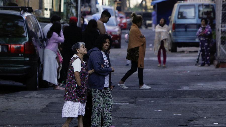 11.dez.22 - Pessoas saem de casa depois que um tremor foi sentido na Cidade do México - LUIS CORTES/REUTERS