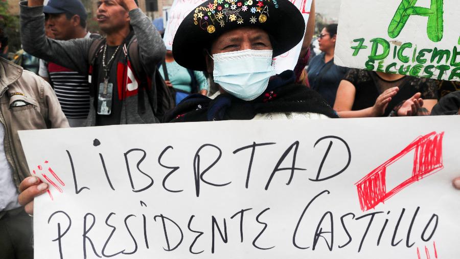 Os manifestantes pedem a libertação de Castillo e a renúncia de sua sucessora constitucional - REUTERS/Sebastian Castaneda