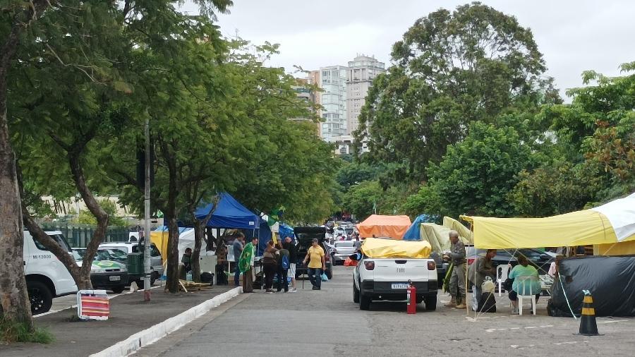 9.jan.2023 - Sem intervenção da polícia, manifestantes golpistas desfazem barracas em São Paulo - Wanderley Preite Sobrinho/UOL