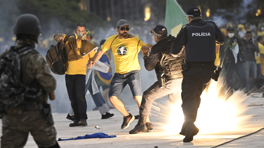 Bolsonarista enfrentando policiais no Brasil - Getty Images