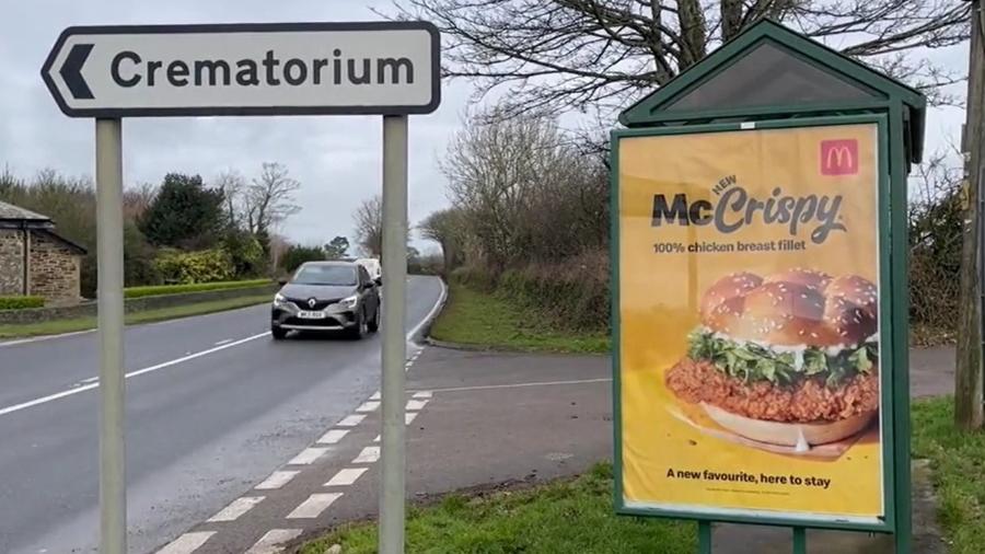Placa mostra um sanduíche com a frase: "Aqui para ficar" - Reprodução/Mail Online