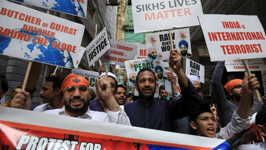 Paquistaneses protestam após assassinato do líder Hardeep Singh Nijjar; separatista sikh foi morto no Canadá e país disse que investiga Índia