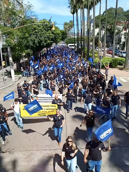 Policiais do RS protestam contra governador Eduardo Leite ao som de Ivete Sangalo