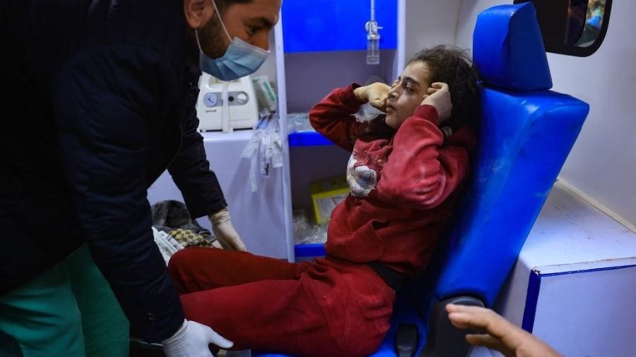 Menina palestina ferida em ambulância no dia 1º de dezembro de 2023, após ataque isralense em Rafah, sul da Faixa de Gaza