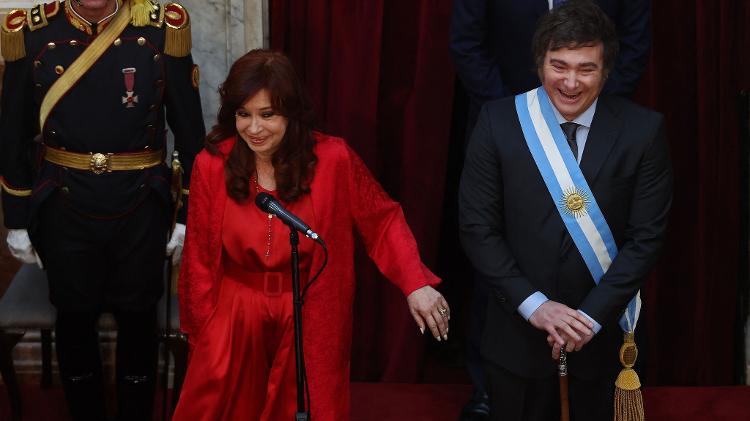  Ex-vice-presidente da Argentina Cristina Kirchner (esq.) e Javier Milei (dir.), atual presidente do país, riem durante cerimônia de posse