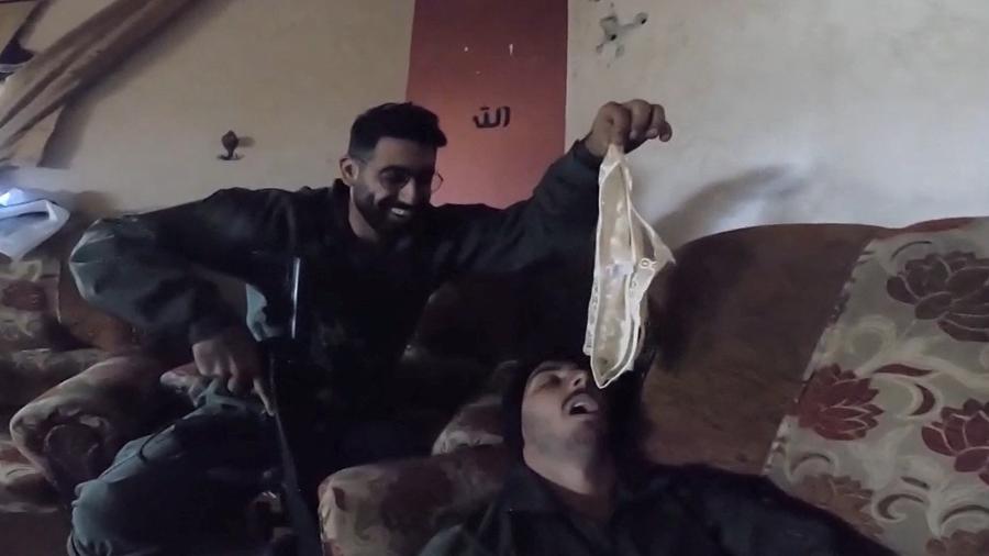 Reprodução de vídeo publicado nas redes sociais mostra soldado de Israel segurando calcinha sobre a boca de colega em Gaza