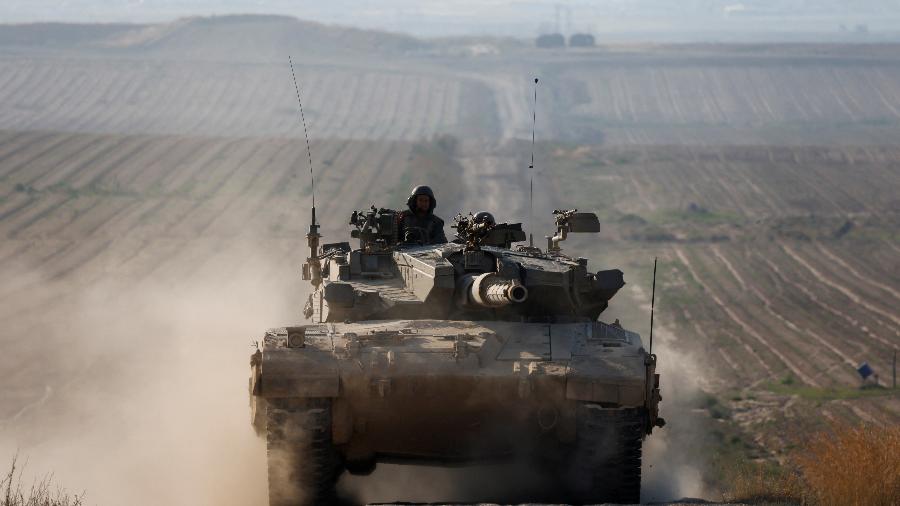 Manobras de tanques israelenses perto da fronteira de Israel com Gaza, em meio ao conflito em curso entre Israel e o grupo islâmico palestino Hamas