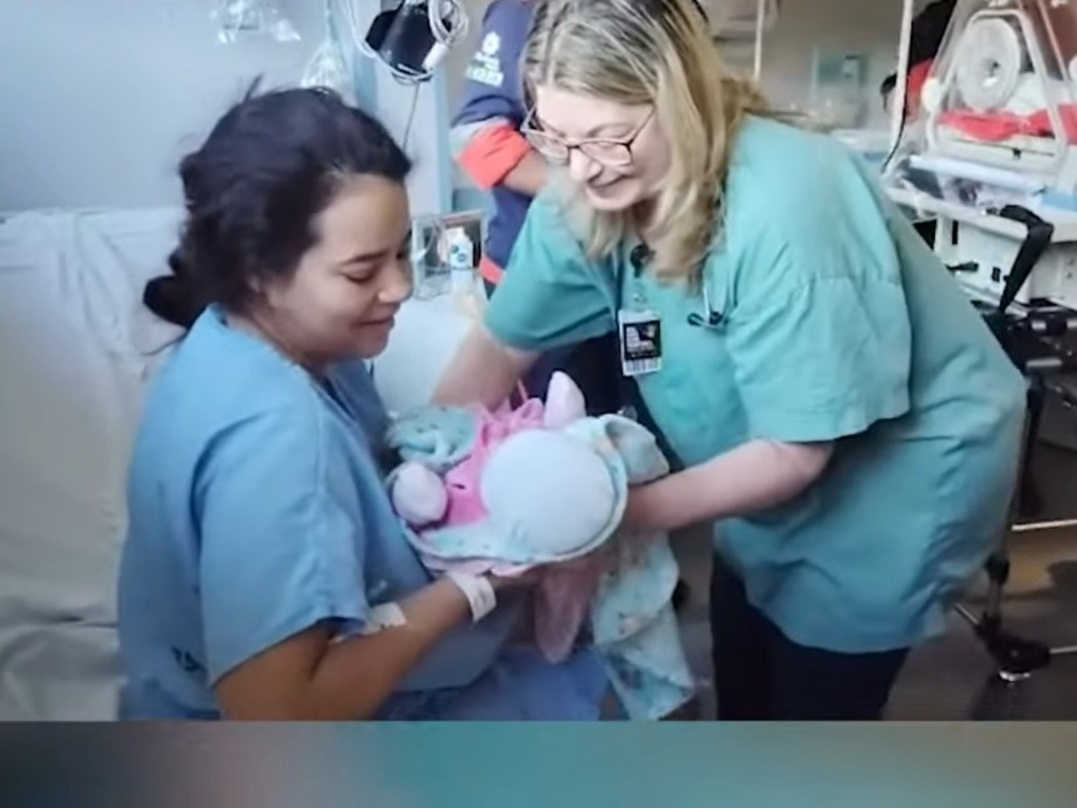 Vídeo mostra reencontro dos pais e bebê levada de hospital por médica