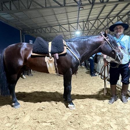 O cavalo Jacinto Cala Bassa TE, avaliado em R$ 22 milhões na Expointer de 2024, com seu dono, o criador e ginete Marcelo Rezende Móglia