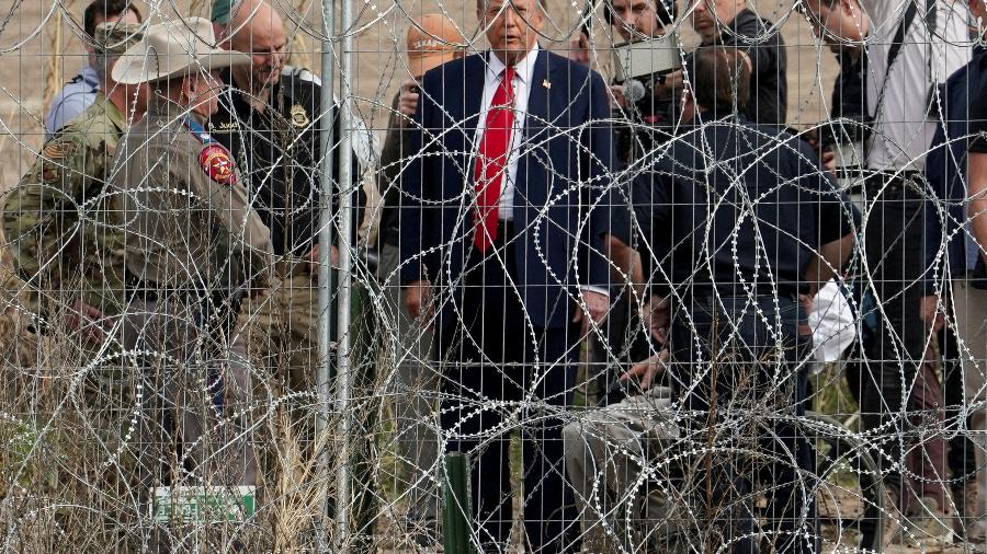 O candidato presidencial republicano e ex-presidente dos EUA, Donald Trump, visita a fronteira EUA-México em Eagle Pass, Texas, visto de Piedras Negras, México, em 29 de fevereiro de 2024