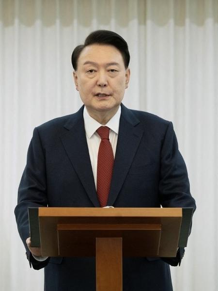 Presidente Yoon Suk Yeol fazendo um discurso público em sua residência oficial em Seul em 14 de dezembro de 2024