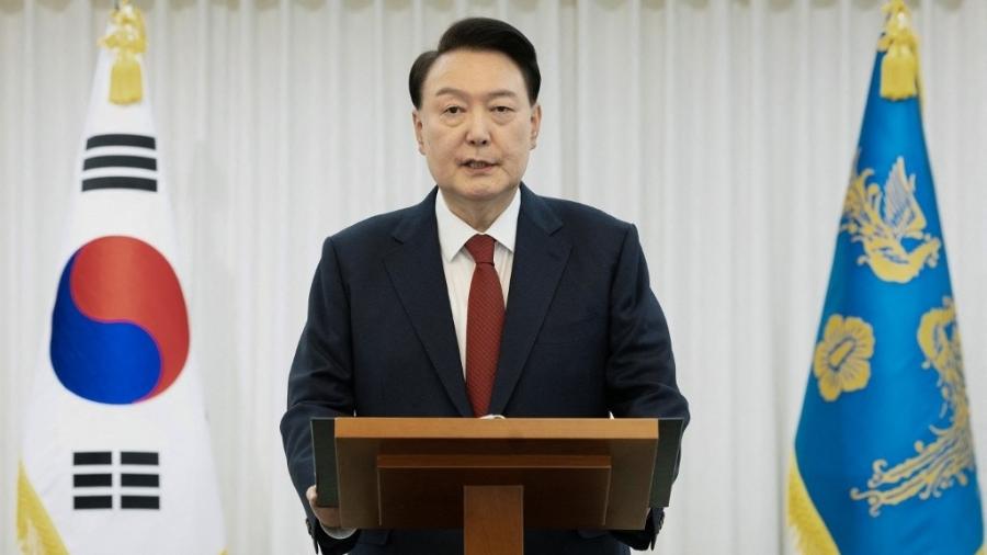 Presidente Yoon Suk Yeol fazendo um discurso público em sua residência oficial em Seul em 14 de dezembro de 2024 - HANDOUT/AFP