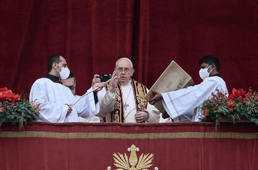 Papa Francisco usando estola dos quatro evangelistas em celebração de Natal de 2021