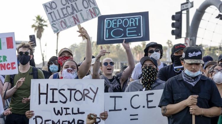 8.jun.2025 - Manifestantes protestam contra as políticas migratórias do governo Trump em Los Angeles 8.jun.2025 - Manifestantes protestam contra as políticas migratórias do governo Trump em Los Angeles