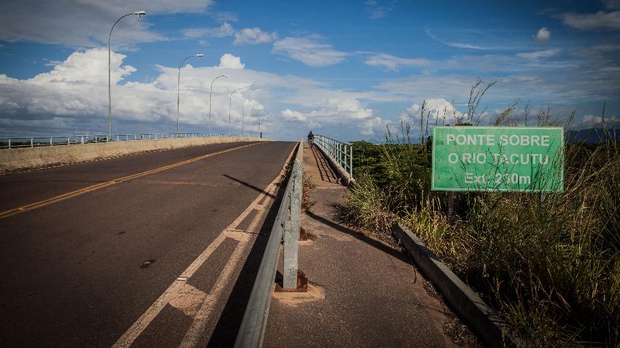 Ponte do Rio Tacutu, na fronteira entre Guiana e Brasil: em um lado se dirige à direita e no outro à esquerda Ponte do Rio Tacutu, na fronteira entre Guiana e Brasil: em um lado se dirige à direita e no outro à esquerda