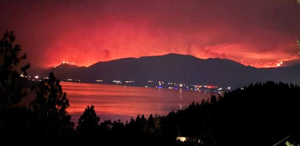 Fogo dobra de tamanho e transforma o coração vinícola do Canadá em zona de emergência