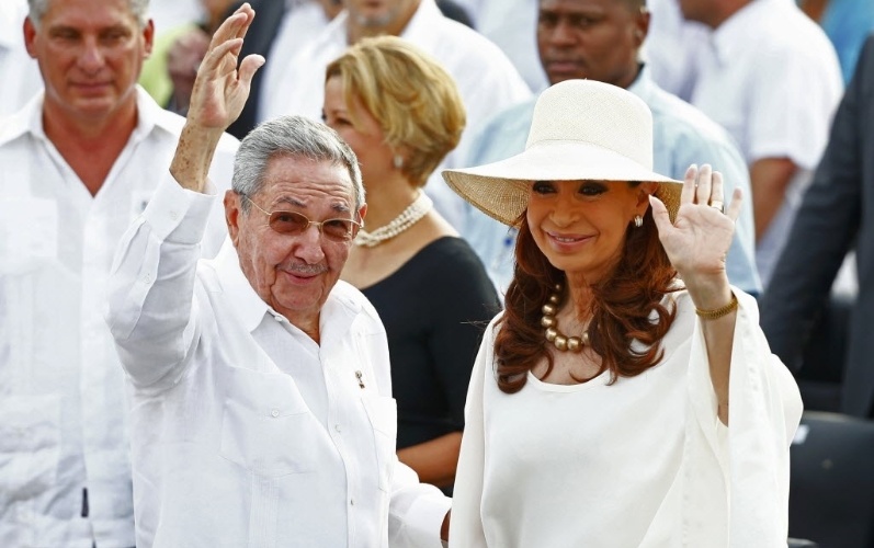 20.set.2015 - A presidente da Argentina, Christina Kirchner, e o presidente cubano, Raúl Castro, acenam para o público na chegada à Praça da Revolução, em Havana. Os dois vão acompanhar a primeira missa do papa Francisco em sua visita a Cuba, na manhã deste domingo