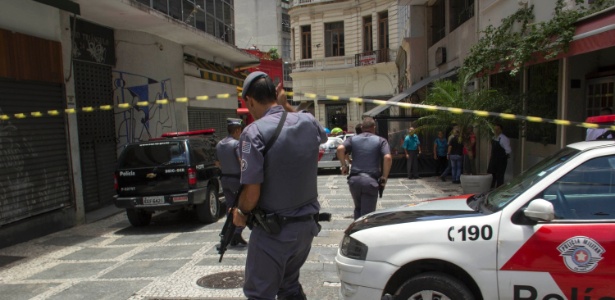 Policiais isolam área onde fica joalheria assaltada na manhã desta terça-feira (15), em São Paulo - Adailton Damasceno/Futura Press/Estadão Conteúdo