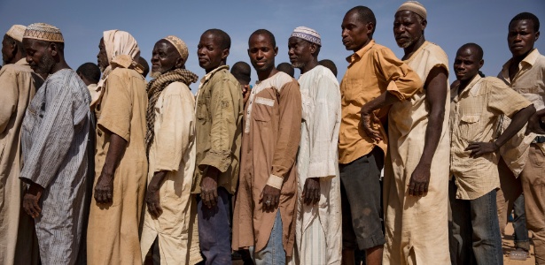 Imigrantes expulsos da Argélia esperam em fila em centro no Níger - Josh Haner/The New York Times