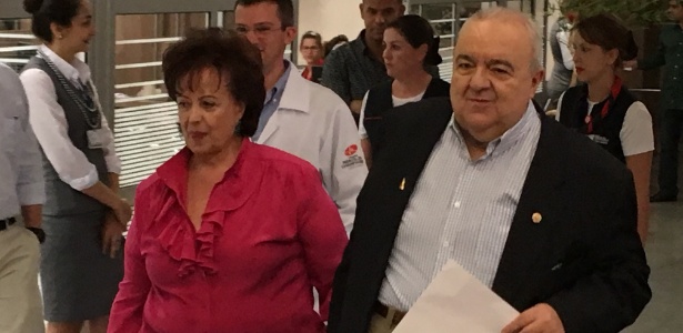 Greca caminha para falar com jornalistas acompanhado da mulher, Margarita Sansone, após ter alta de hospital - Rafael Moro Martins/UOL
