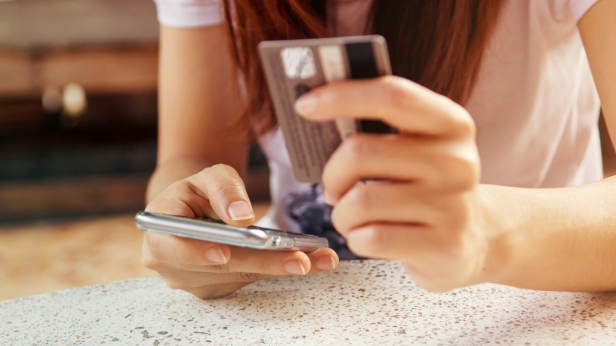 Você já parou para pensar se está seguro ao fazer transações com o celular? - Getty Images/iStockphoto