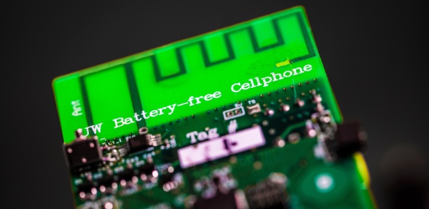 Engenheiros da Universidade de Washington criam o primeiro celular sem bateria que pode enviar e receber chamadas usando apenas alguns microwatts de energia - Mark Stone/Universidade de Washington/Divulgação