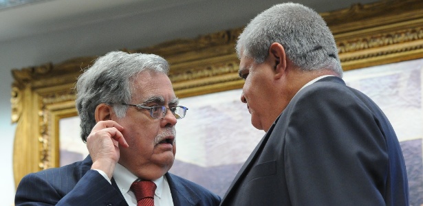 O advogado de defesa de Temer, Antonio Mariz de Oliveira (esq.), e o deputado Carlos Marun (PMDB-MS) na CCJ - Luis Macedo/Câmara dos Deputados