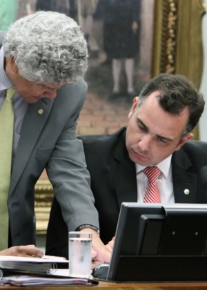 Chico Alencar (de pé), autor de um dos votos em separado, e o presidente da CCJ, Rodrigo Pacheco - Vinicius Loures/Câmara dos Deputados
