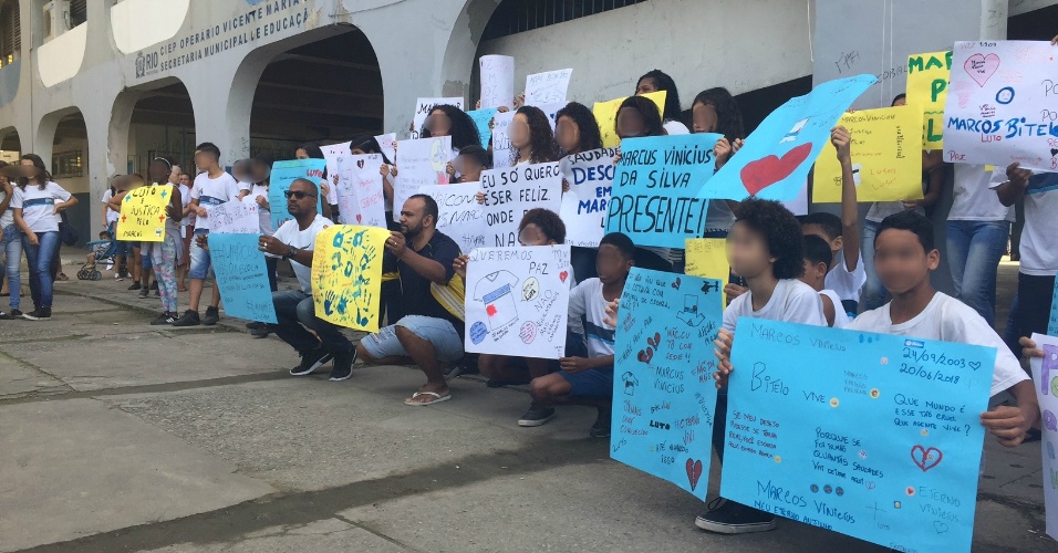 Estudantes fazem ato para lamentar a morte do estudante Marcos Vinícius na favela da Maré